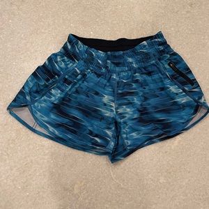 LULULEMON SZ 8 BLUE PATTERN SHORTS